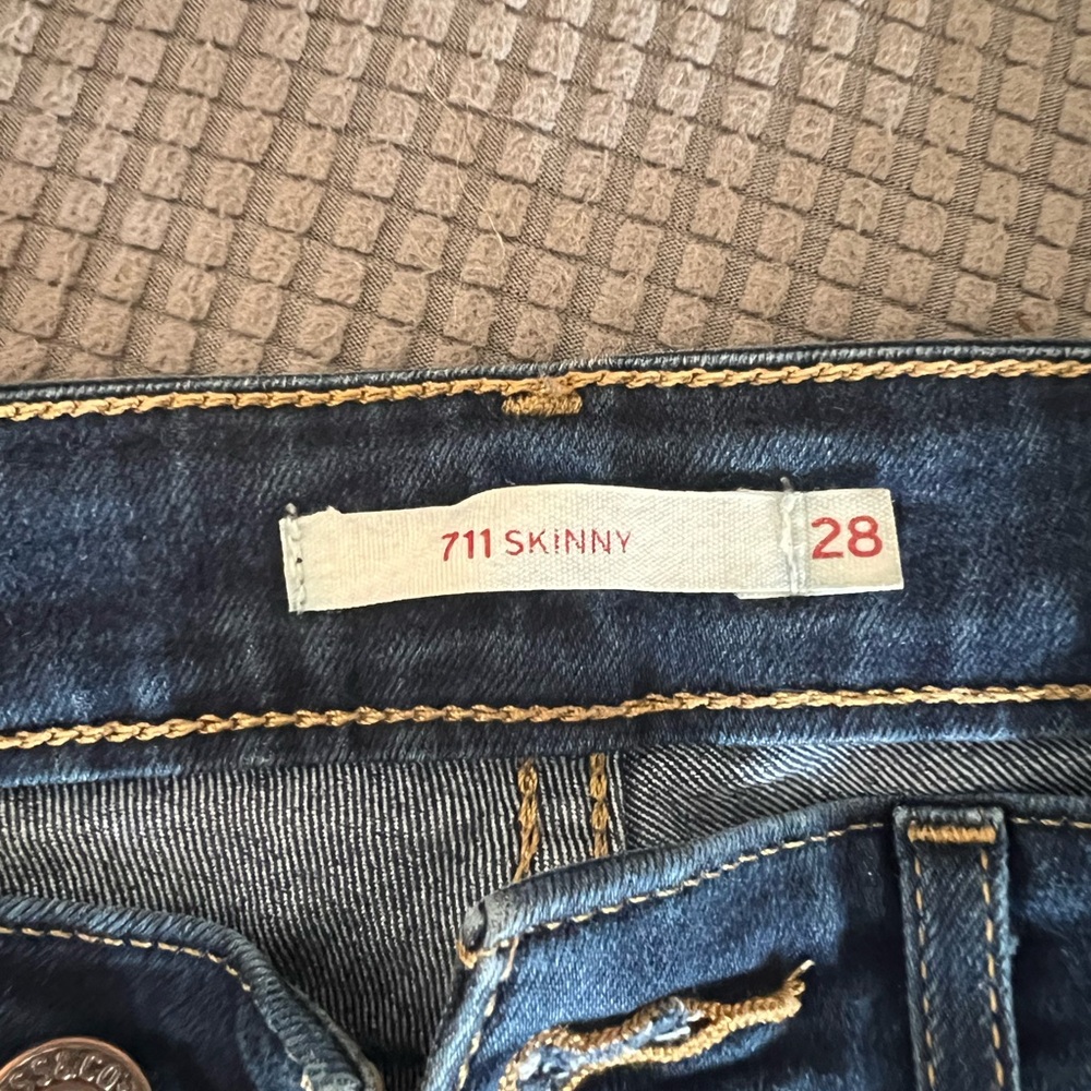 Levis 711 skinny jeans. Dark blue denim
